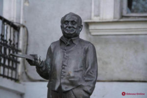 Памятник Михаилу Жванецкому