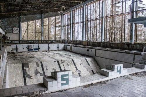 Пустой бассейн в заброшенной зоне отчуждения